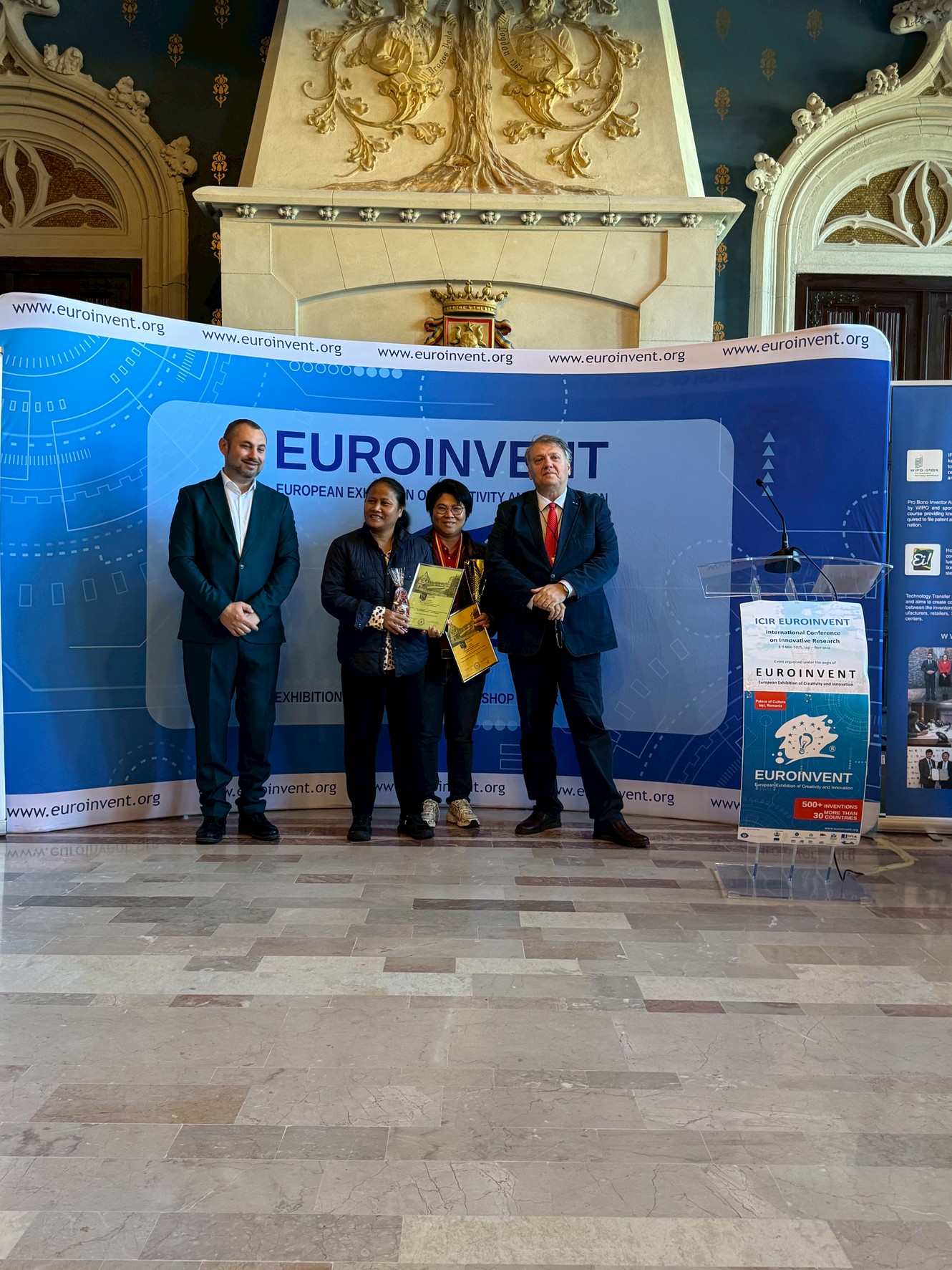 1นางสาวอุบล ผู้ประกอบการรับรางวัล