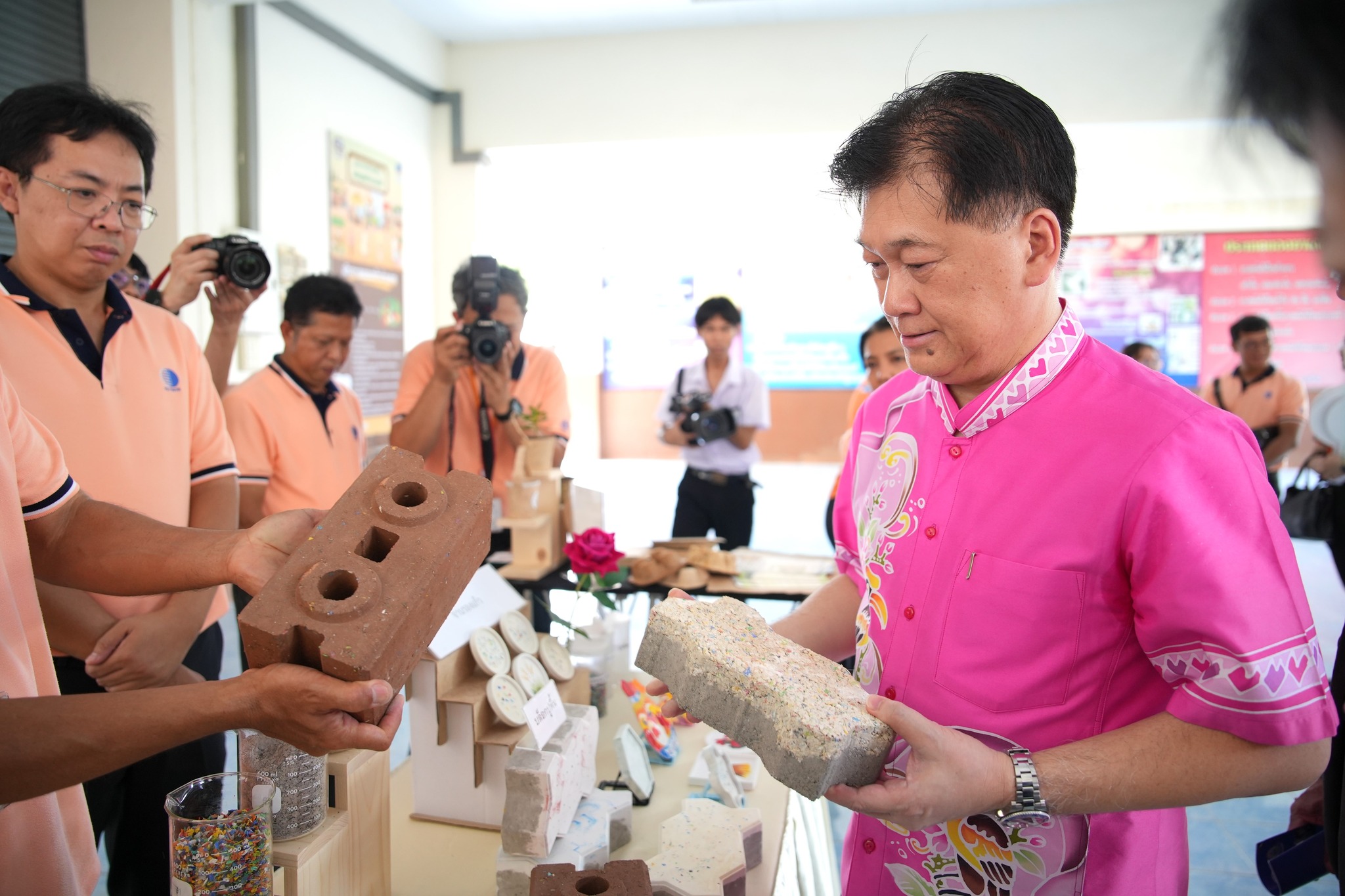 3.3 ผู้ว่าฯ สระบุรีเยี่ยมชมนิทรรศการ วว