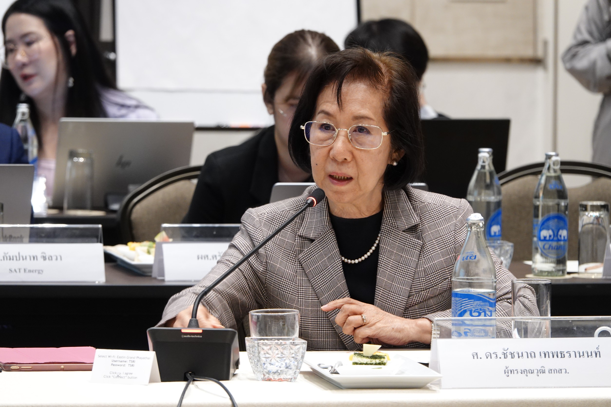 2 ผู้ทรงคุณวุฒิ