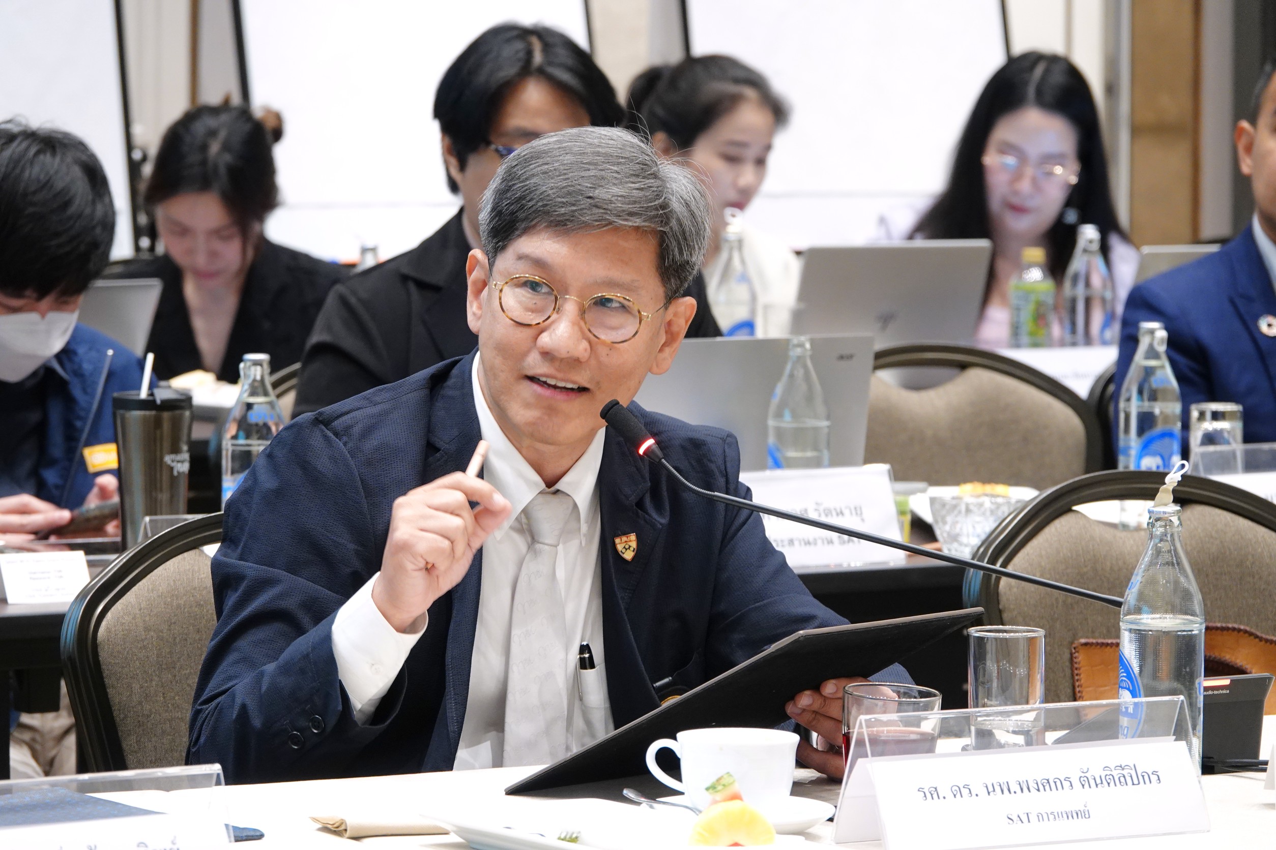 4 นพ.พงศกร