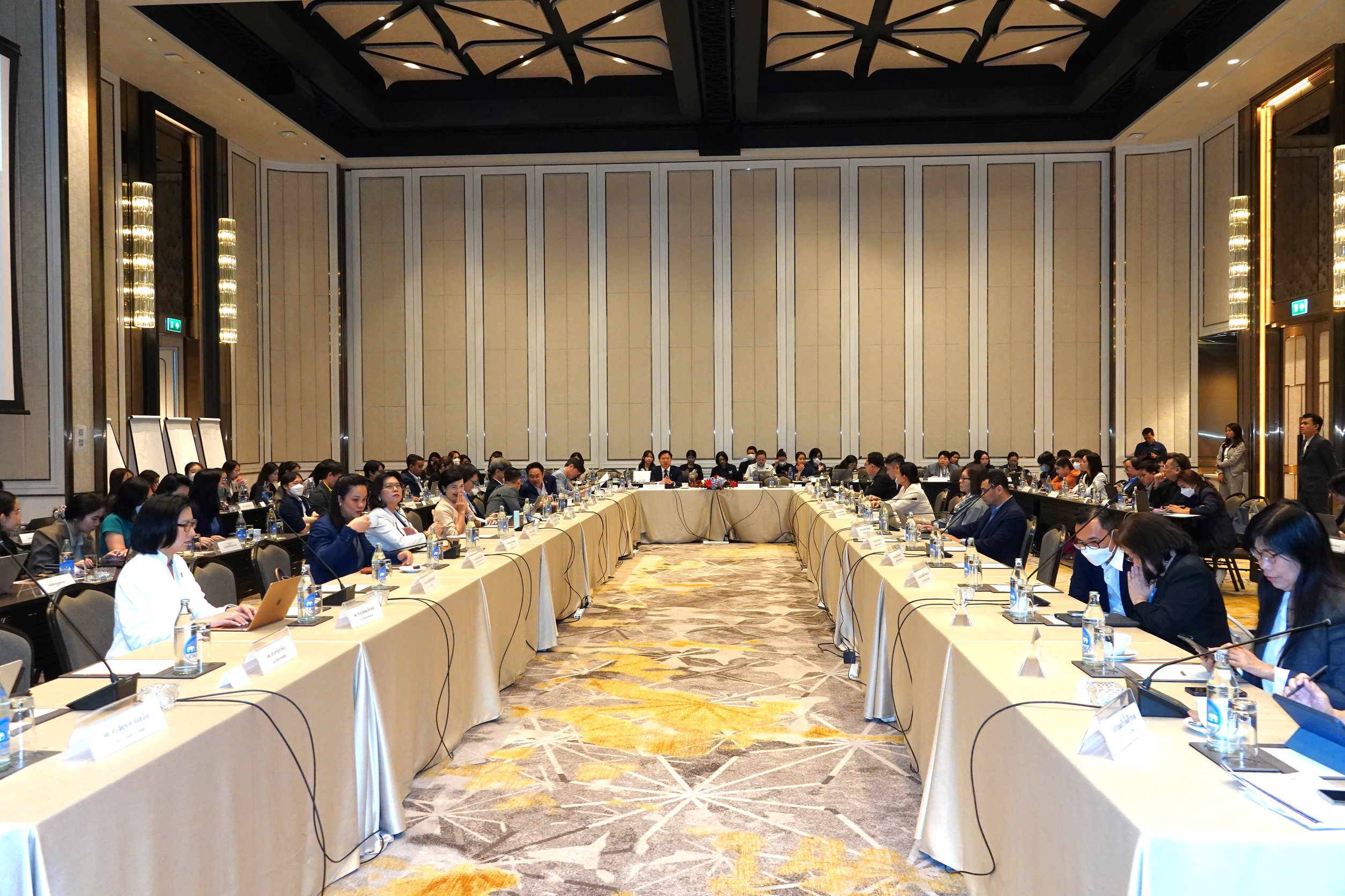 6 ภาพรวมห้องประชุม