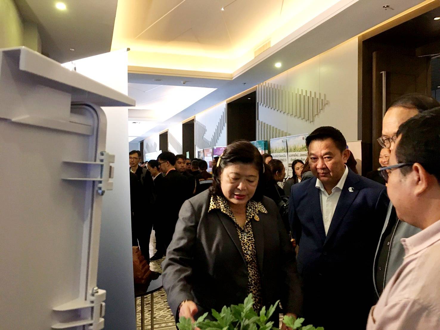 8 ดร.วิภารัตน์ ดีอ่อง ผอ.วช.เยี่ยมชมบูธ วว