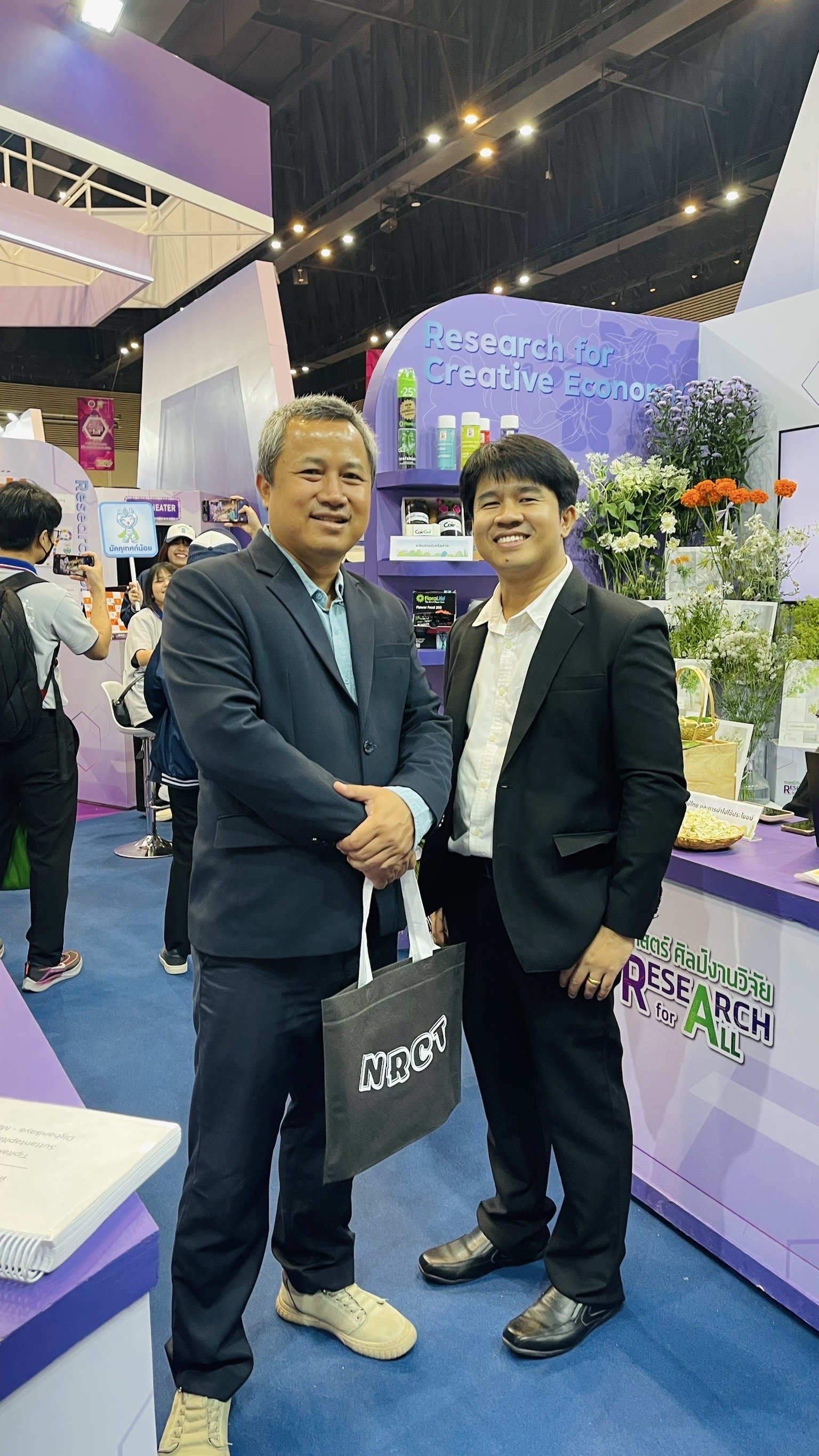 5 ดร.อนันต์ ขวา และผศ.ดร.สายัญ