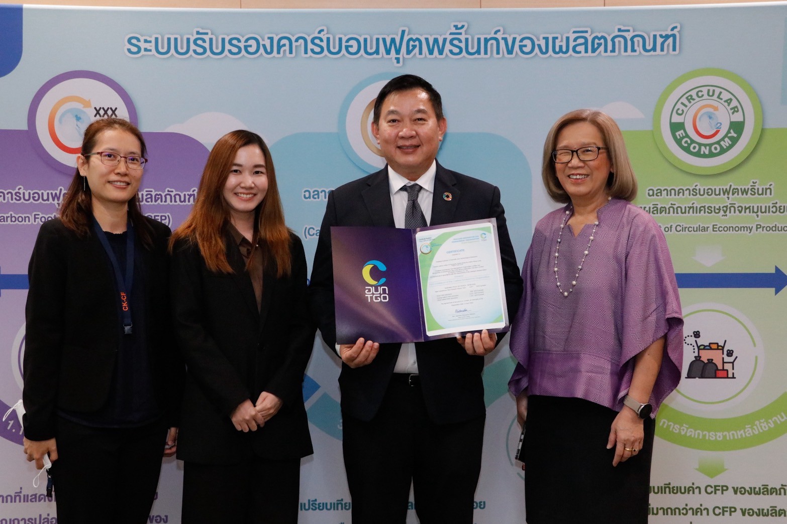 7 ผู้ว่าการ วว. ดร.จิตรา ลำดับ 1 จากขวา และทีม