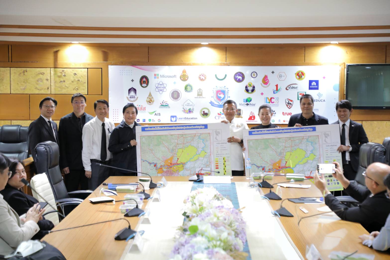 6ส่งมอบแผนที่น้ำให้รองผวจ.และนายกอบจ