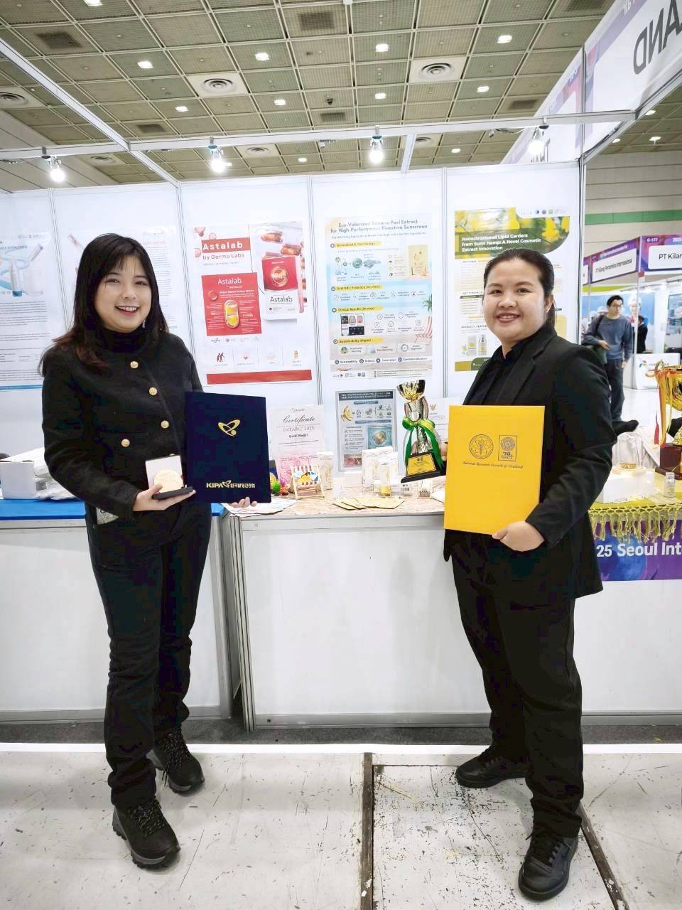 5ดร.สมกล ซ้าย และนส.มณีรัตน์