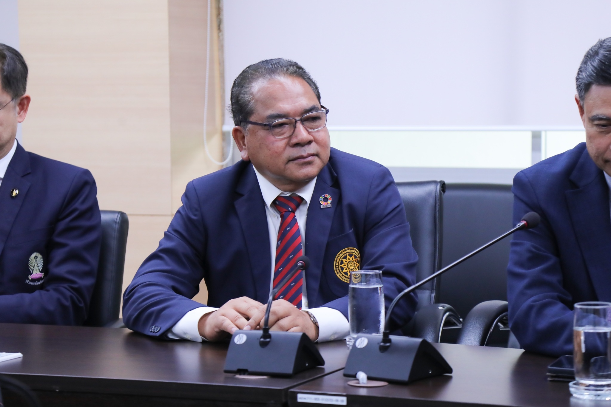 18A01199 E512 4247 9619 D38194F3128E 0