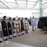 พระบาทสมเด็จพระเจ้าอยู่หัว ทรงโปรดเกล้าฯ ให้ พลเอกสุรยุทธ์ เ ... Image 1